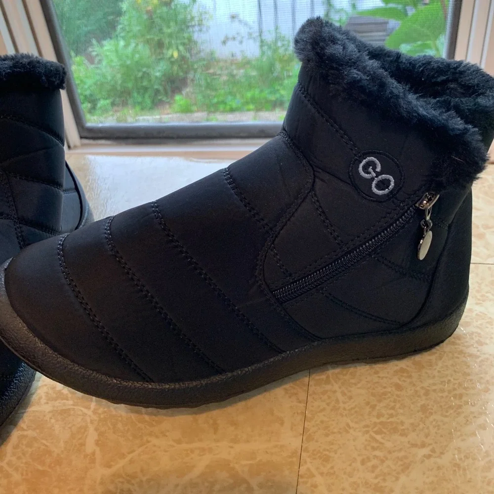 GO Black Quilted Faux Fur Lined Puffer Ankle Boots Size 8 Zip Up Winter Gorpcore